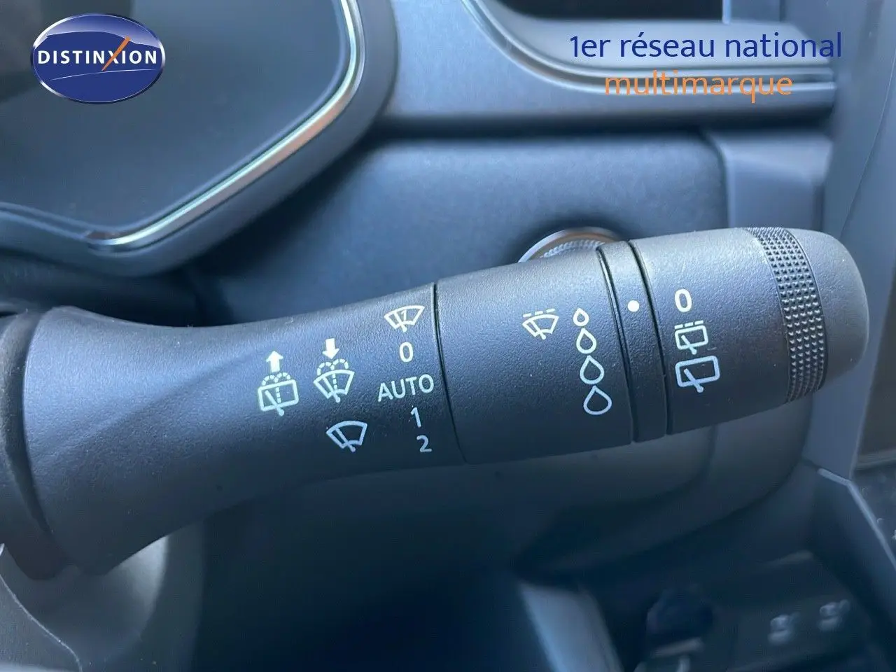 Gros plan sur la commande des essuie-glaces du Renault Captur blanc nacré 2025, détails des réglages visibles.