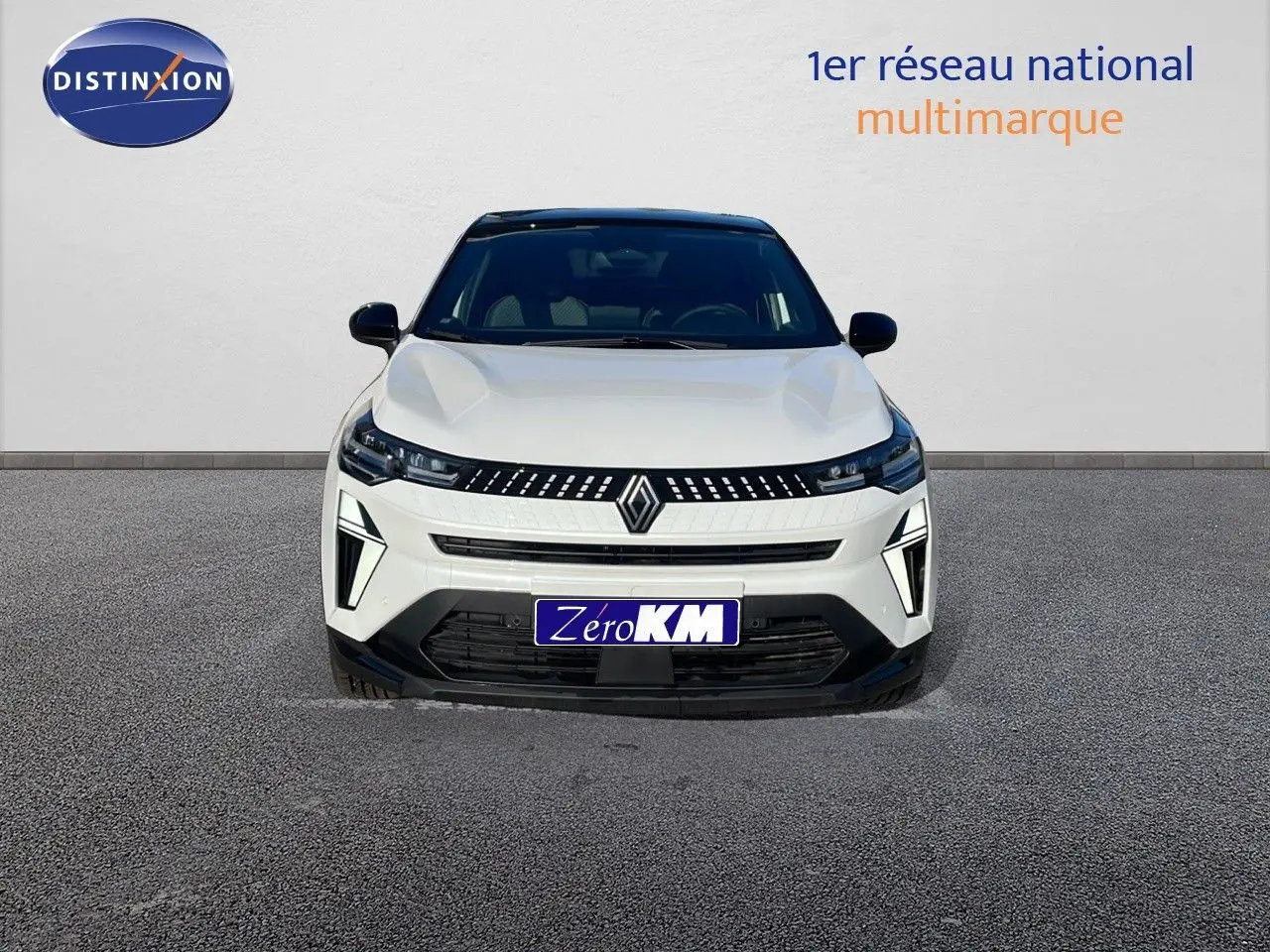 Vue frontale d'un Renault Captur E-Tech hybride blanc nacré avec toit noir, feux LED et calandre moderne.