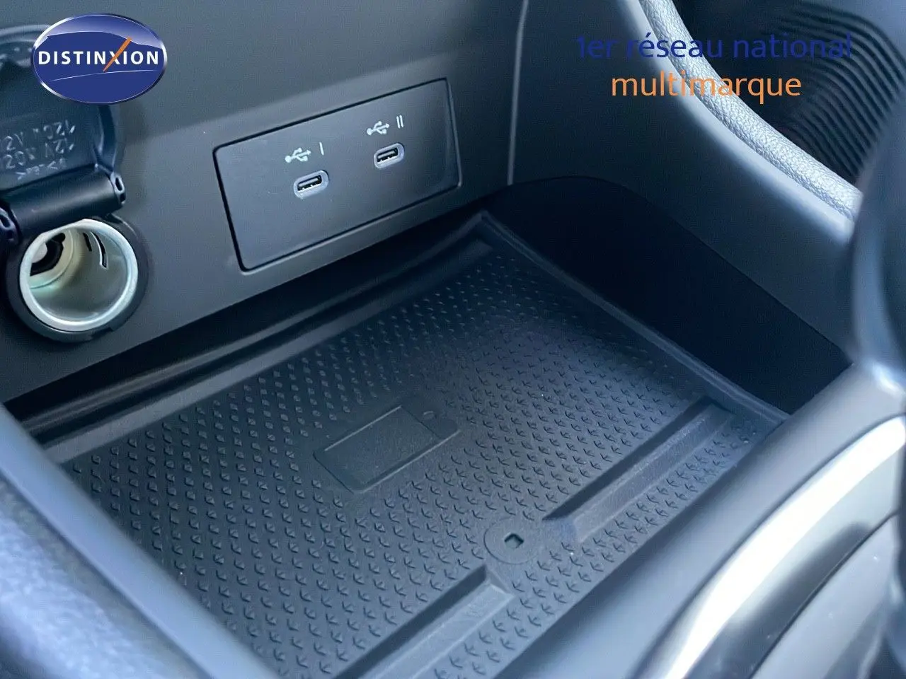 Gros plan sur la console centrale noire du Renault Captur E-Tech Hybrid 2025 avec ports USB-C et prise 12V.