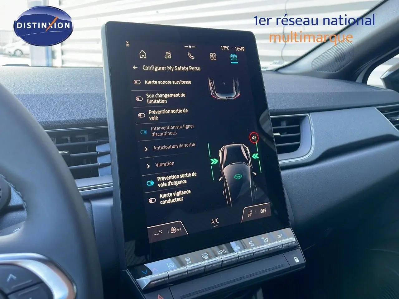 Écran tactile central du tableau de bord du Renault Captur E-Tech blanc nacré, vue intérieure côté conducteur.