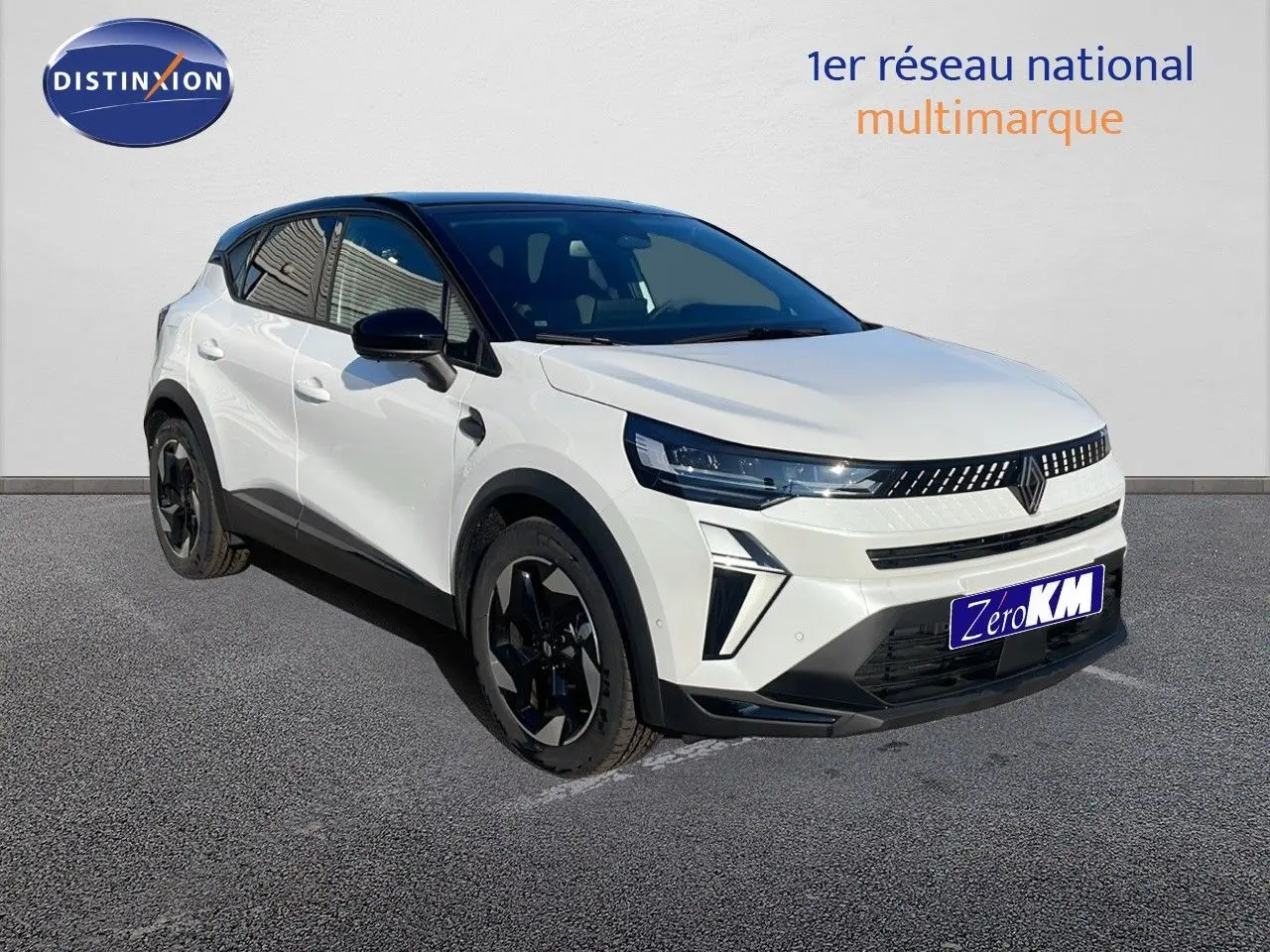 Renault Captur E-Tech blanc nacré avec toit noir, vue 3/4 avant droit mettant en valeur ses lignes modernes.