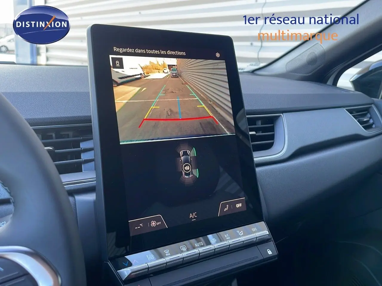 Écran central affichant la caméra de recul dans l'habitacle d'un Renault Captur blanc nacré 2025.