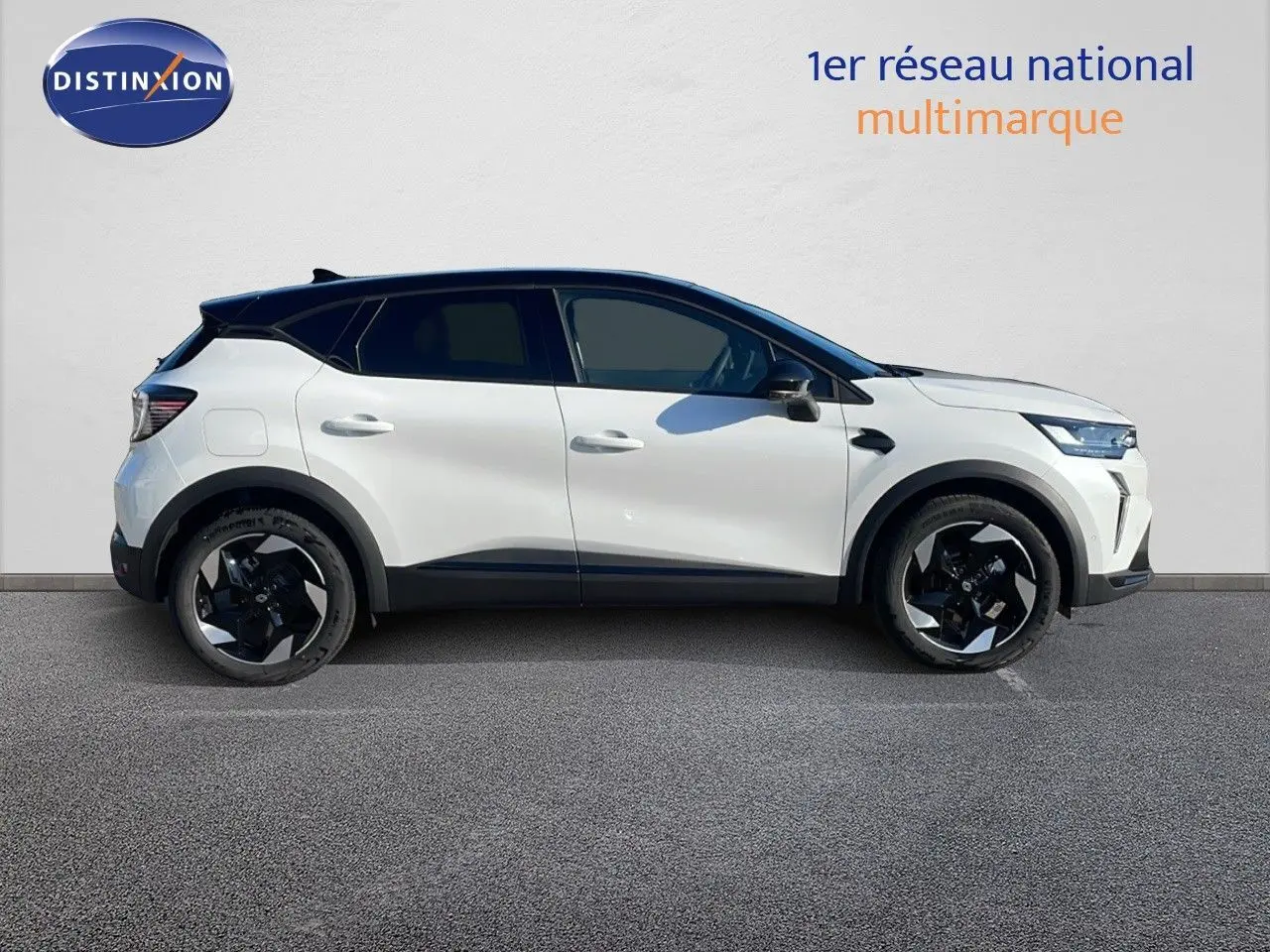 Profil côté gauche d'un Renault Captur blanc nacré avec toit noir, version hybride 2025, sur fond clair.