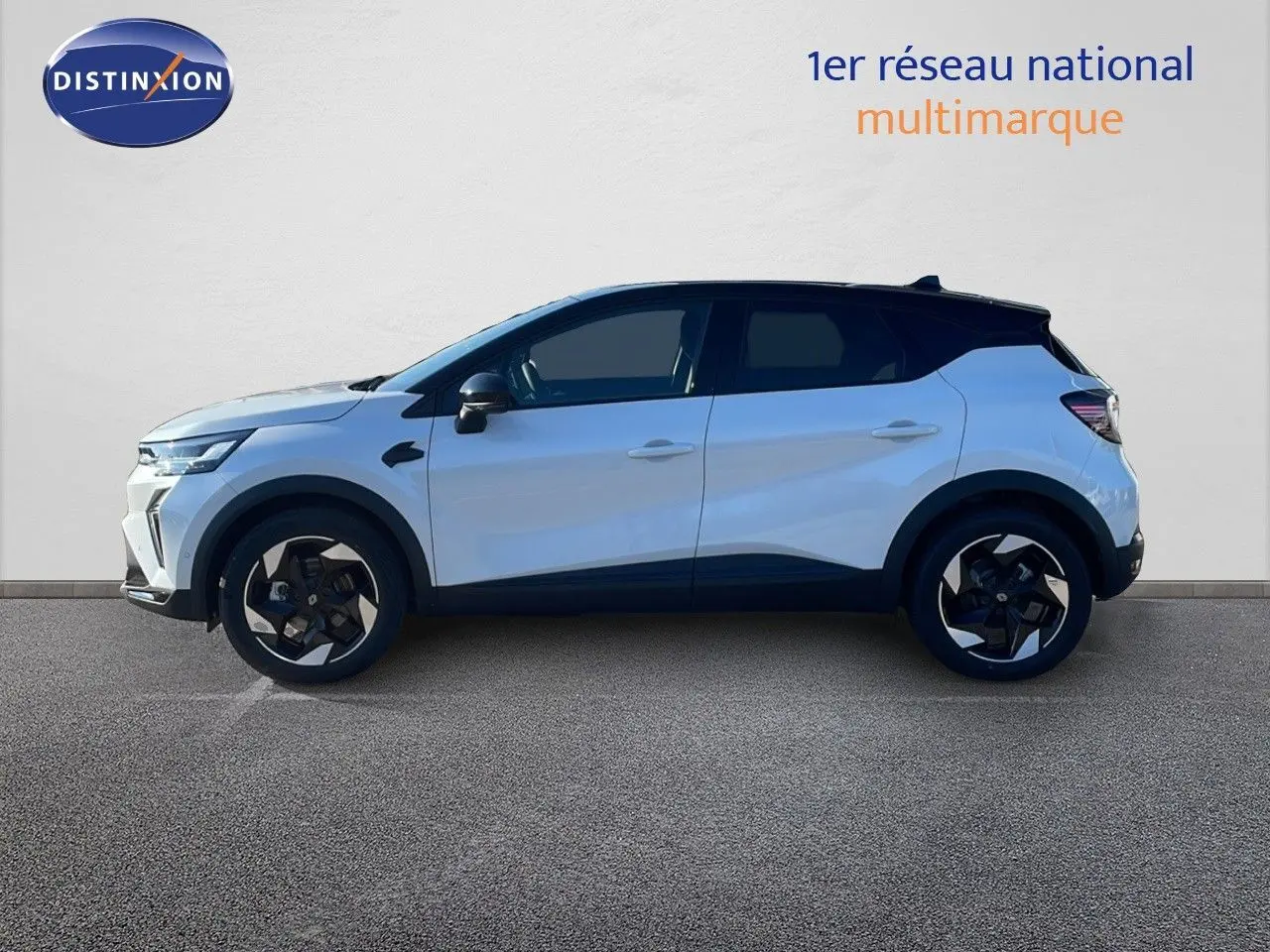 Profil côté gauche du Renault Captur 2025 blanc nacré avec toit noir, roues alliage et lignes modernes distinctives.