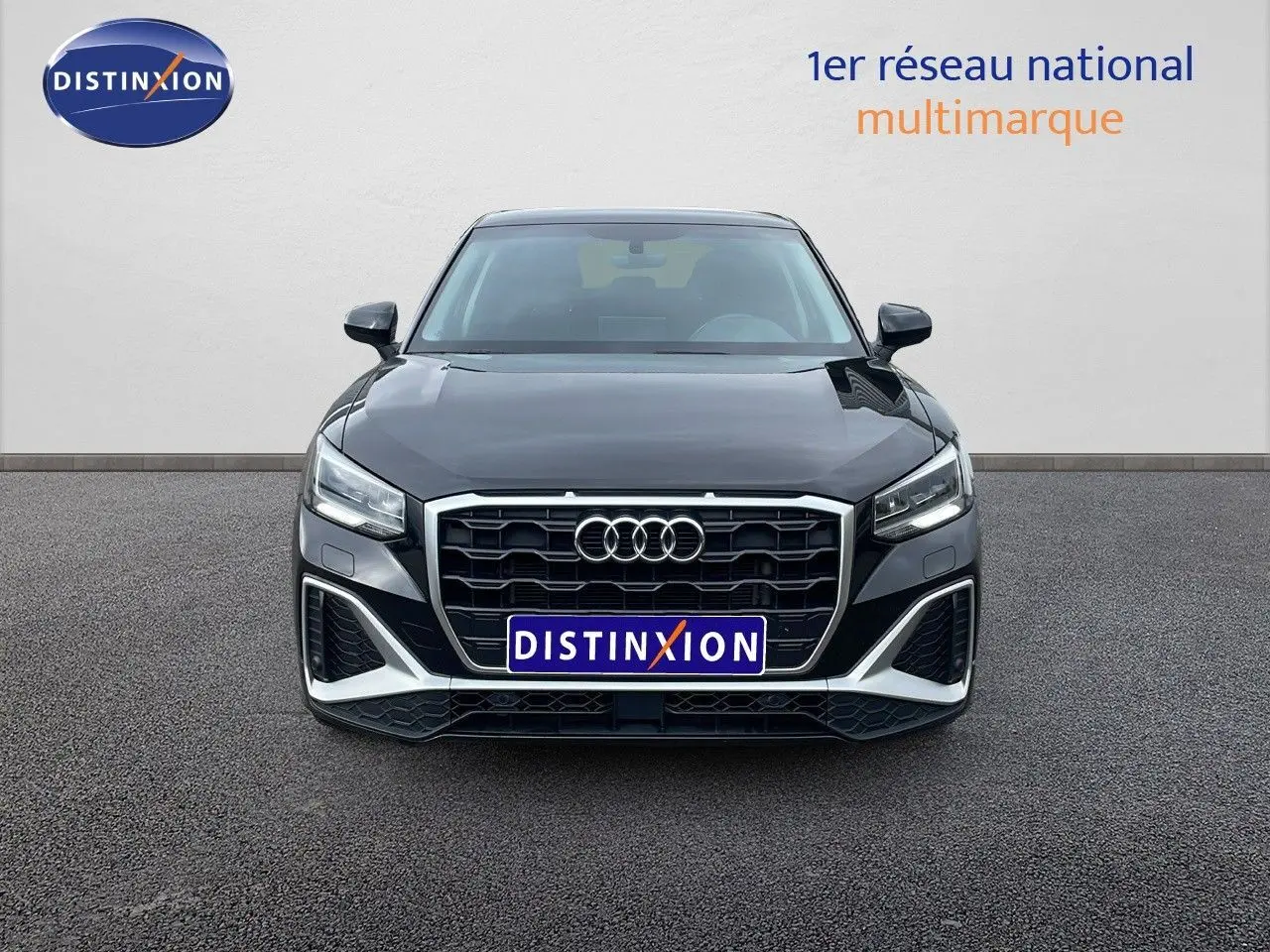 Vue frontale d'un Audi Q2 35 TFSI S-Line noir mito metal avec calandre hexagonale et détails argentés sur pare-chocs.