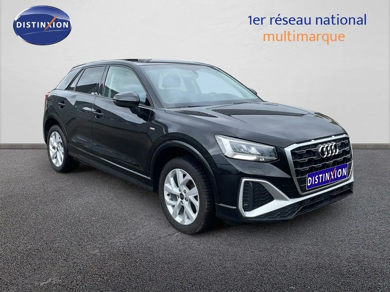 Audi Q2 noir mito metal en 3/4 avant droit, mettant en valeur sa calandre distinctive et ses jantes argentées.