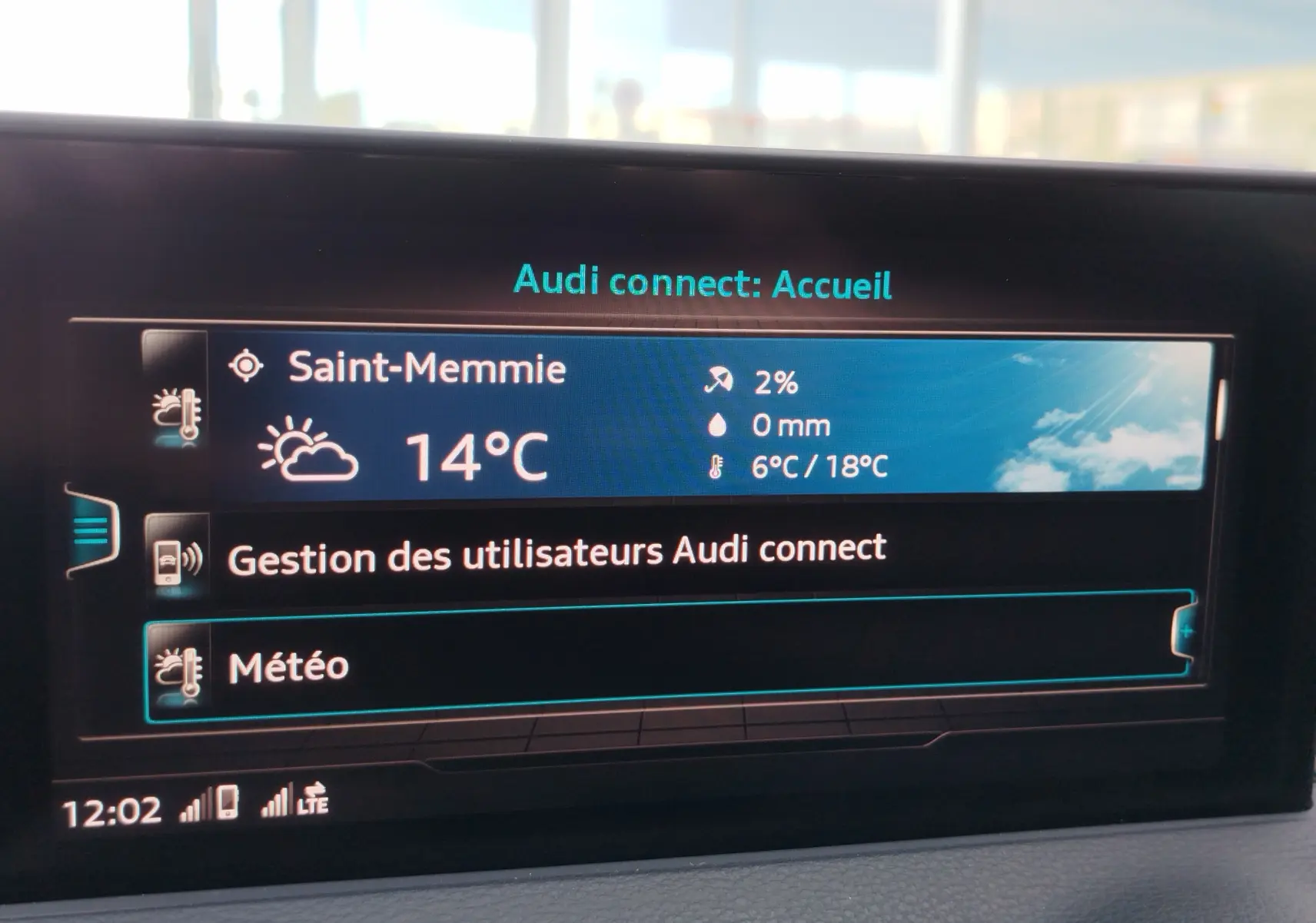 Écran central de l’Audi Q2 35 TFSI S-Line 2023 affichant la météo de Saint-Memmie à 14°C avec interface Audi connect.