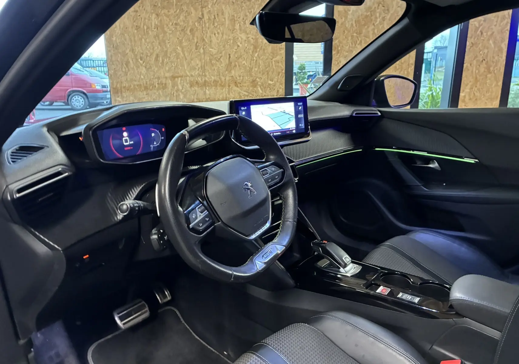 Intérieur noir du Peugeot 2008 1.5 BlueHDi GT Line 2020, vue côté conducteur avec tableau de bord digital et écran central GPS.