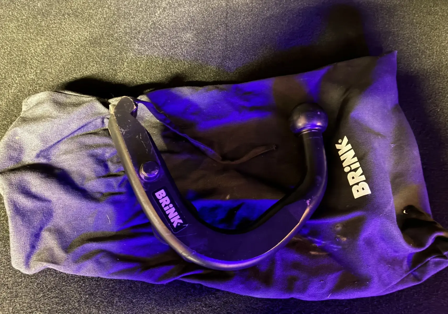 Gros plan sur une attache remorque noire Brink posée sur un sac de rangement noir, sans vue directe du Peugeot 2008.