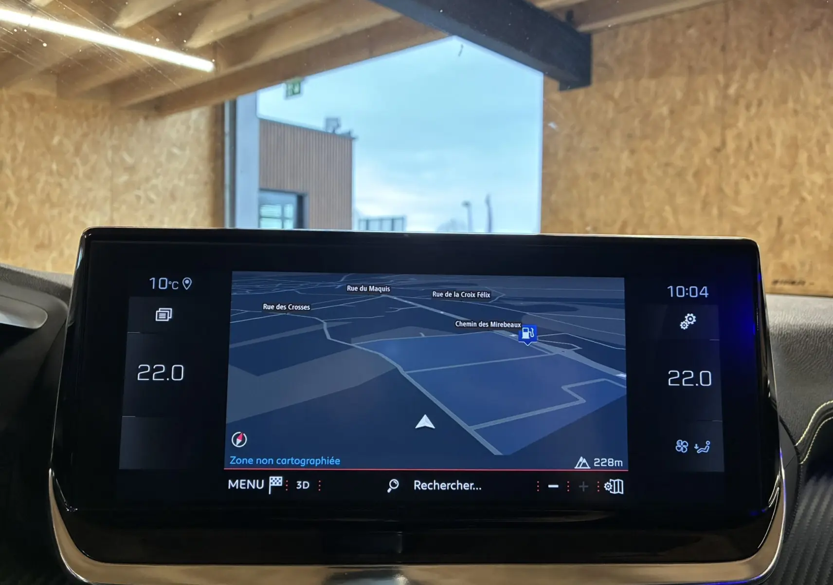 Écran tactile du système de navigation du Peugeot 2008 GT Line 2020 affichant une carte et la température intérieure à 22°C.