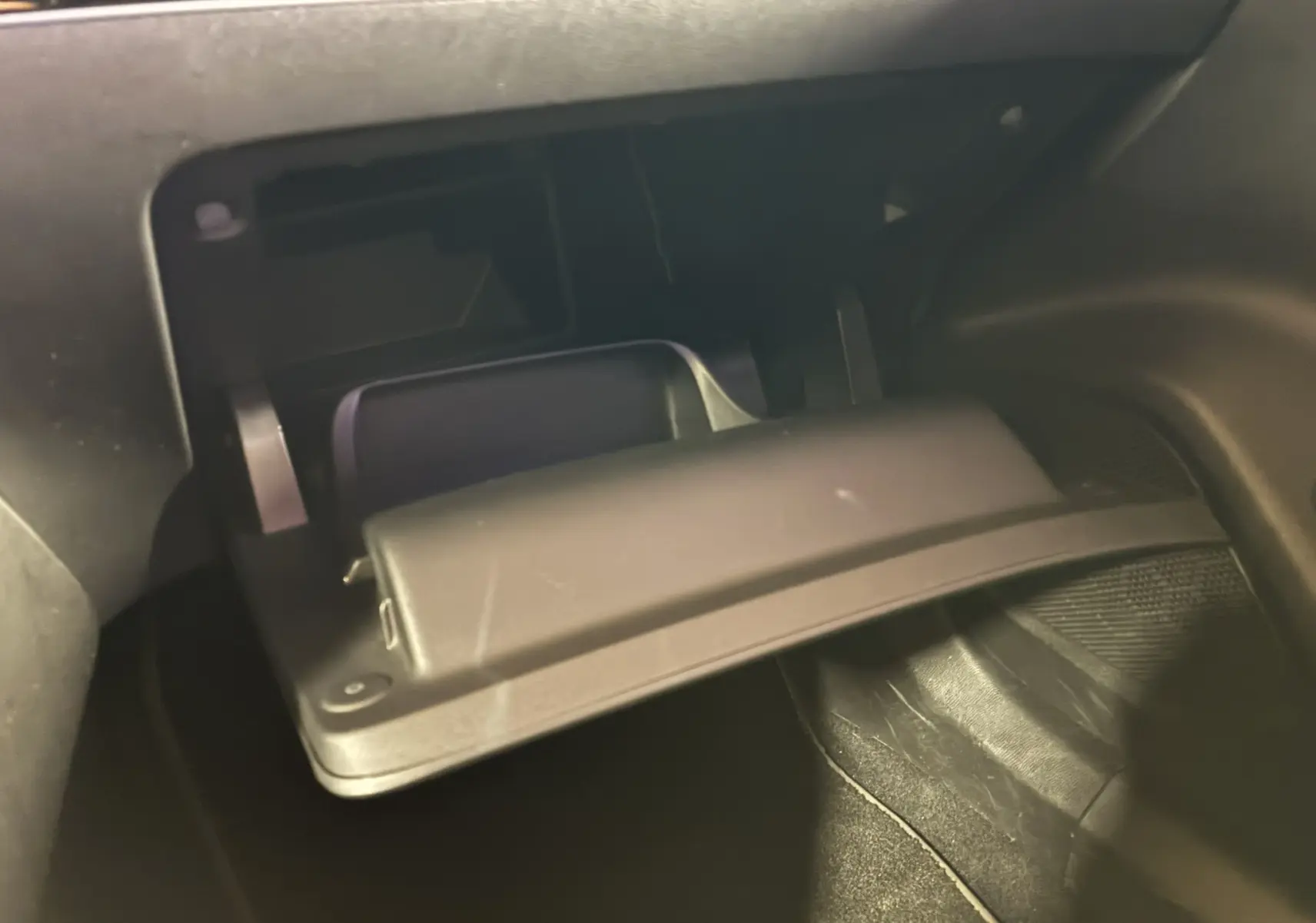 Gros plan sur la boîte à gants ouverte de la Peugeot 2008 noire, version 1.5 BlueHDi 130 GT Line de 2020.