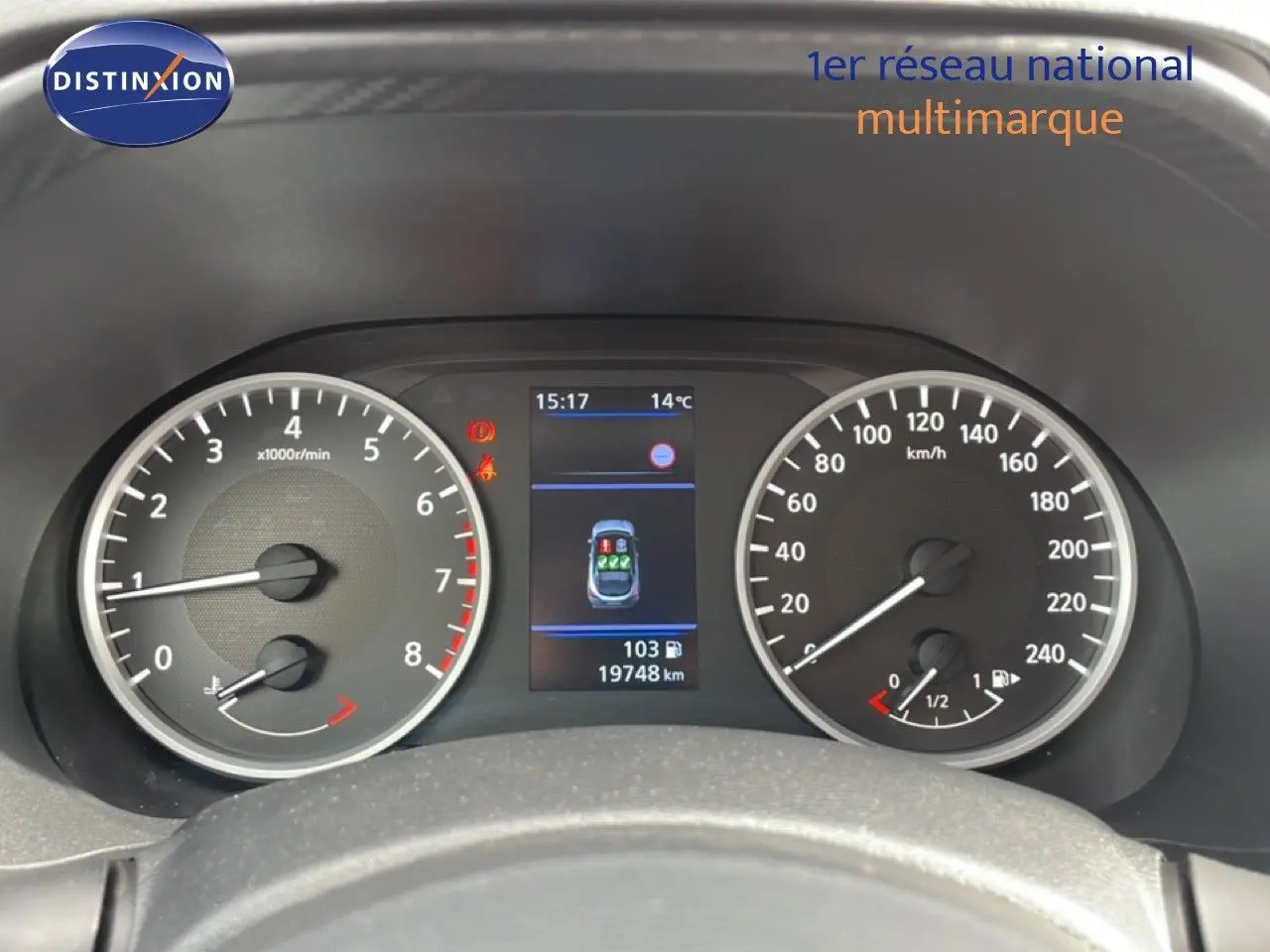 Tableau de bord du Nissan Juke 2023 avec compte-tours, compteur de vitesse et écran central affichant la consommation et la température.