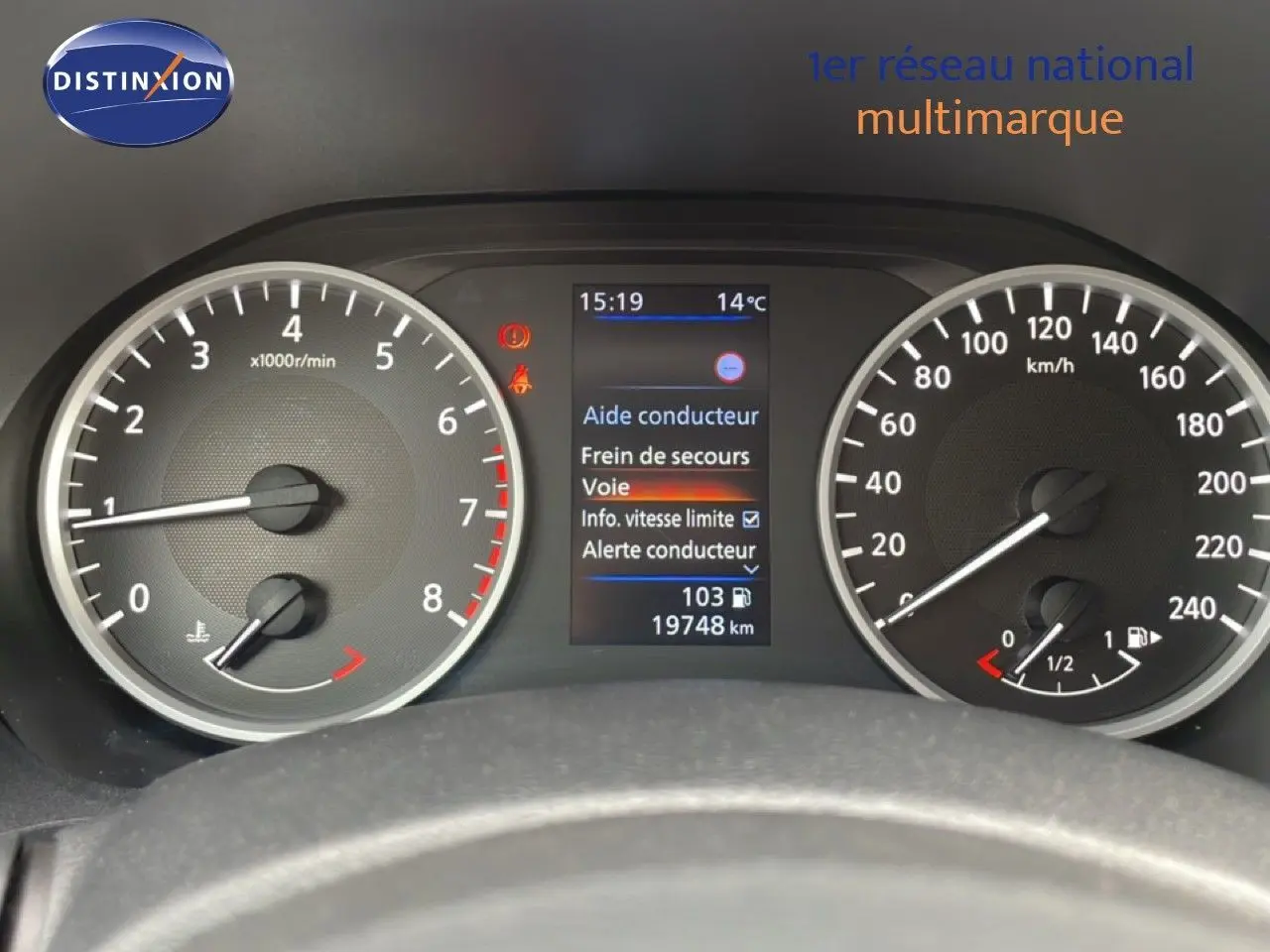 Vue rapprochée du tableau de bord du Nissan Juke 2023, affichant compte-tours, vitesse et écran d'aide conducteur.