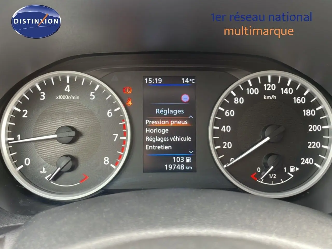 Tableau de bord de Nissan Juke 2023 avec compte-tours, vitesse, écran central affichant réglages et kilométrage.