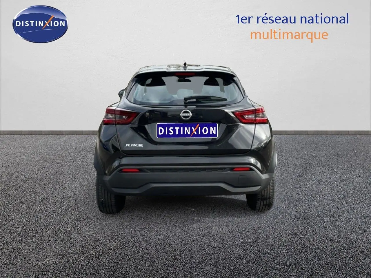 Vue arrière d'un Nissan Juke noir perle métal 2023 avec feux LED et caméra de recul visible.