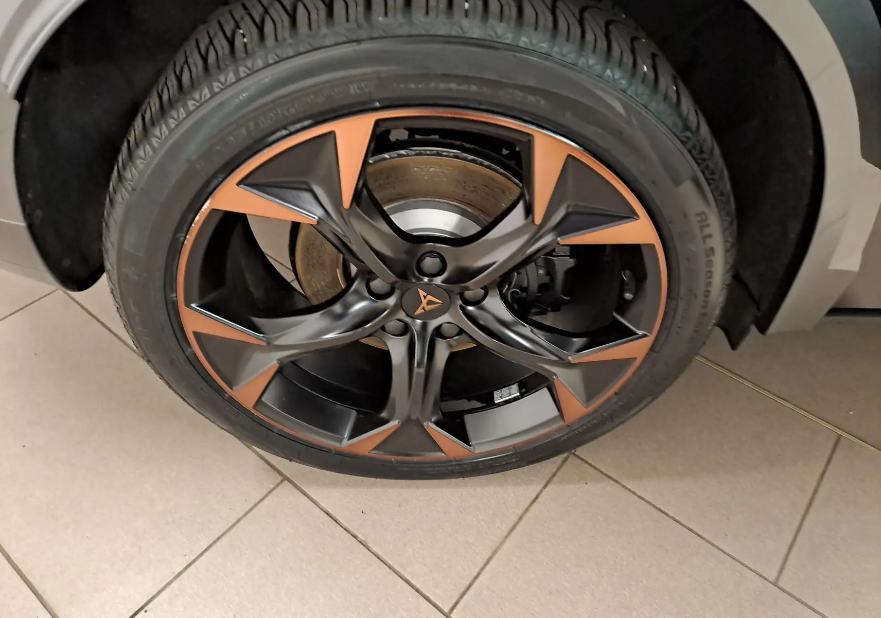 Gros plan sur la jante 19 pouces bicolore noir et cuivre du CUPRA Formentor 1.4 e-HYBRID 2023.