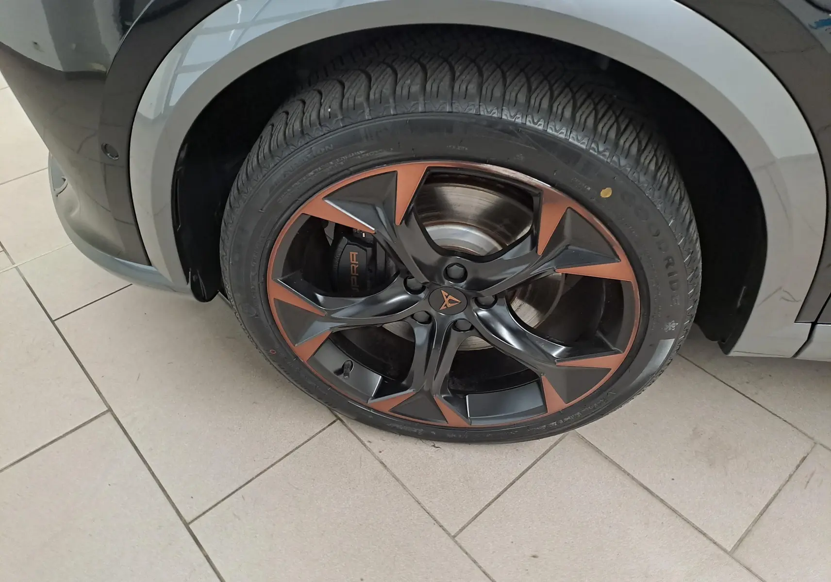 Gros plan sur la jante 19'' Black Cooper bicolore cuivre et noir du côté avant droit du CUPRA Formentor Noir Minuit.