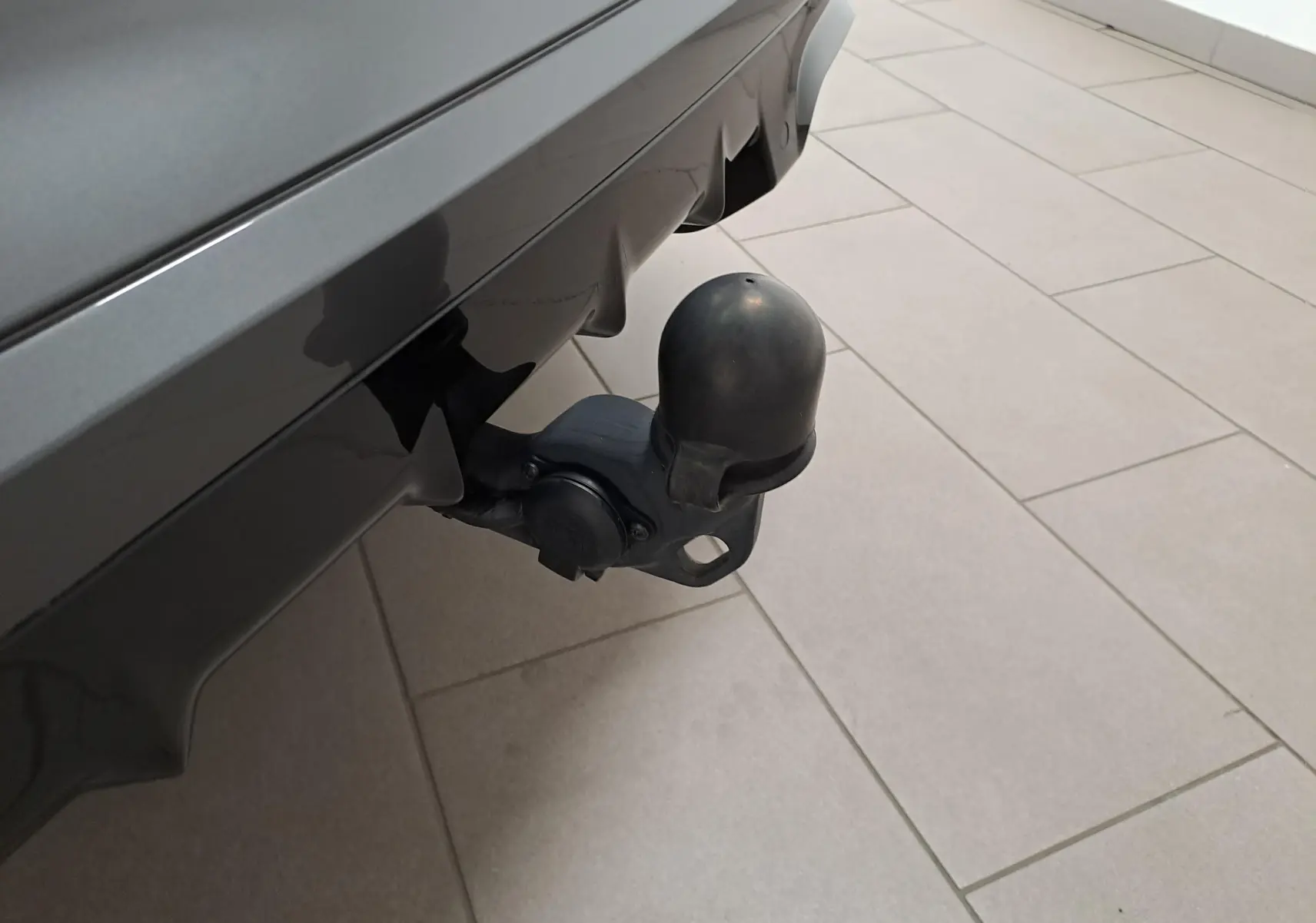 Gros plan sur le crochet d'attelage escamotable électrique à l'arrière d'une CUPRA Formentor Noir Minuit.