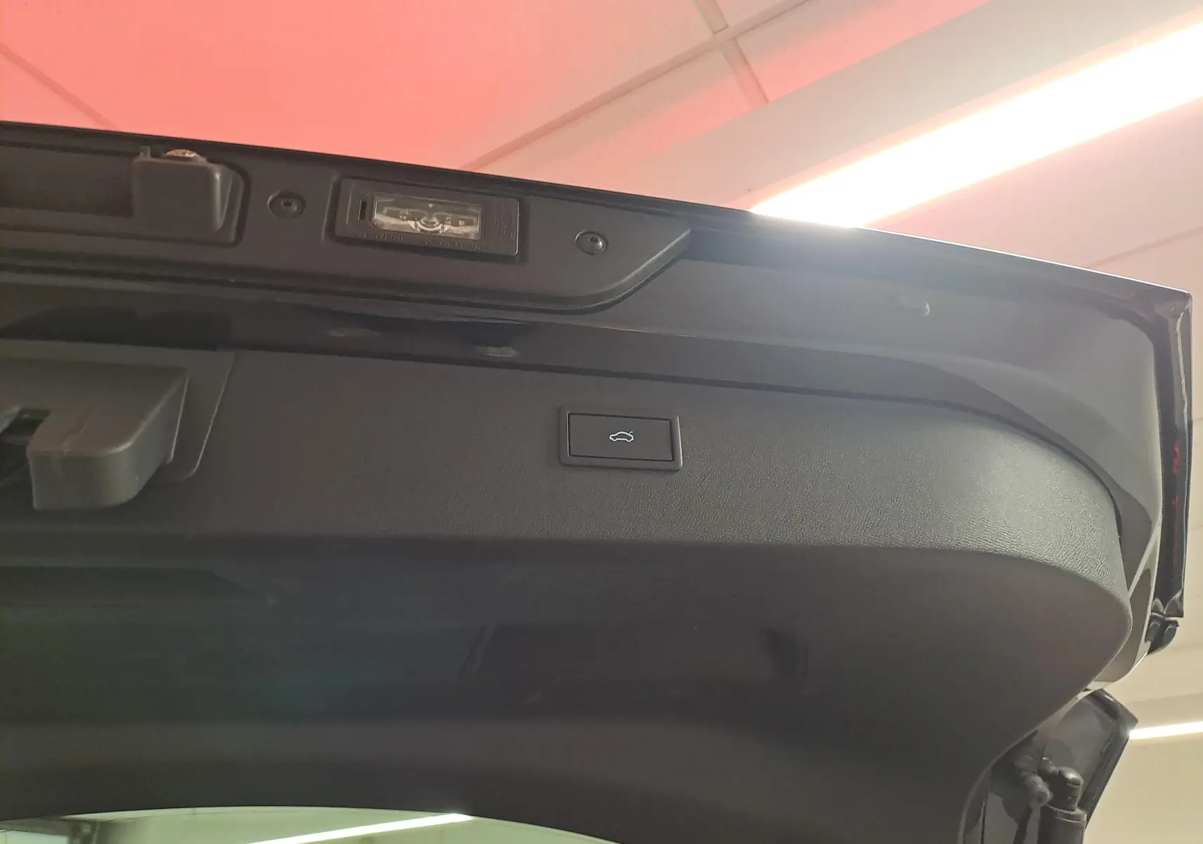 Bouton d'ouverture électrique du coffre sur le hayon noir minuit d'un CUPRA Formentor 1.4 e-HYBRID 2023.