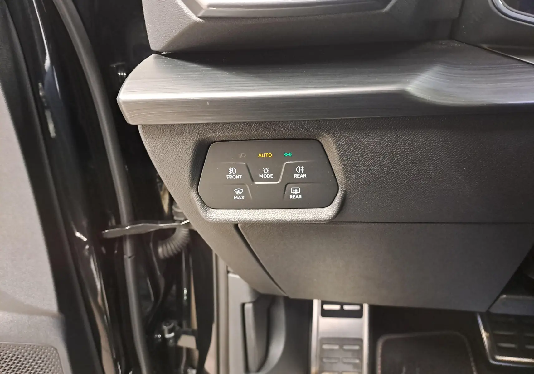 Gros plan sur le panneau de commandes d’éclairage à gauche du volant du CUPRA Formentor Noir Minuit 2023.