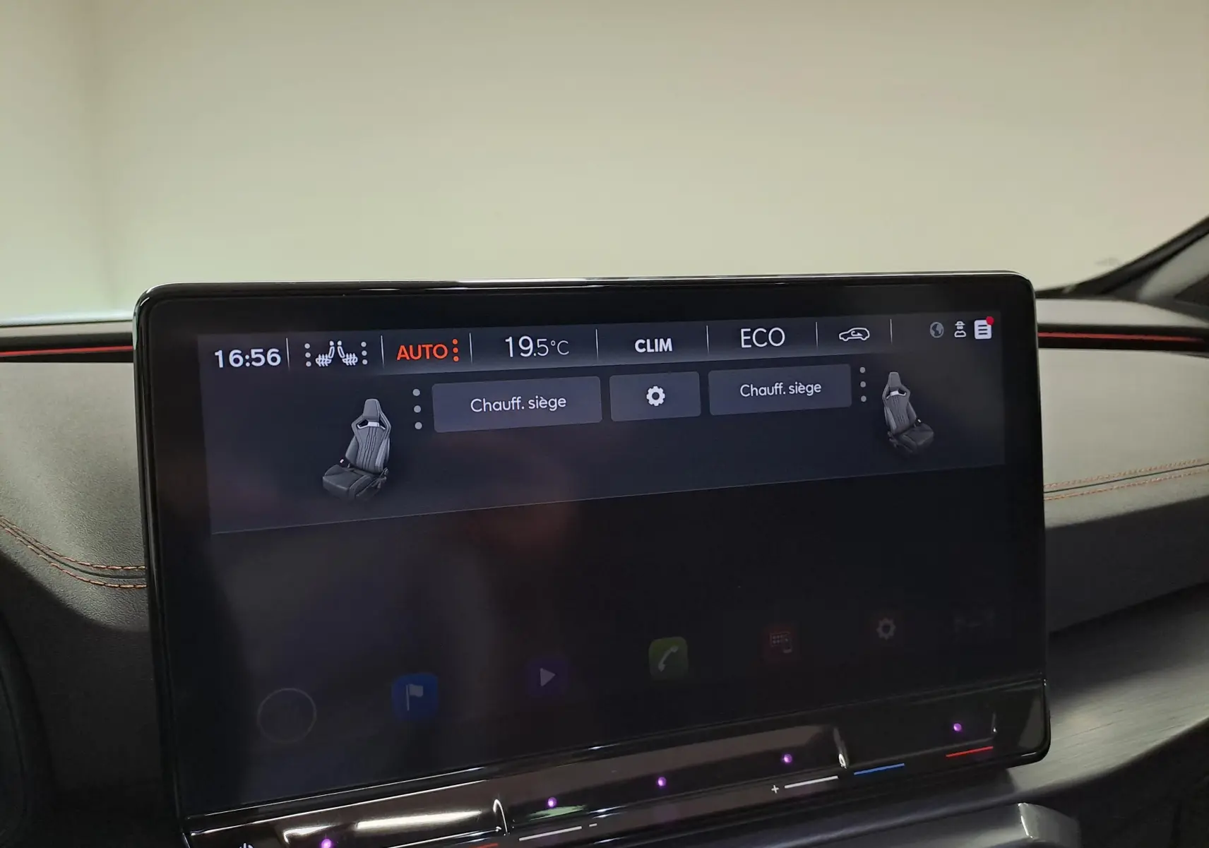 Écran tactile central du tableau de bord du CUPRA Formentor 1.4 e-HYBRID 2023, avec réglages chauffage sièges visibles.
