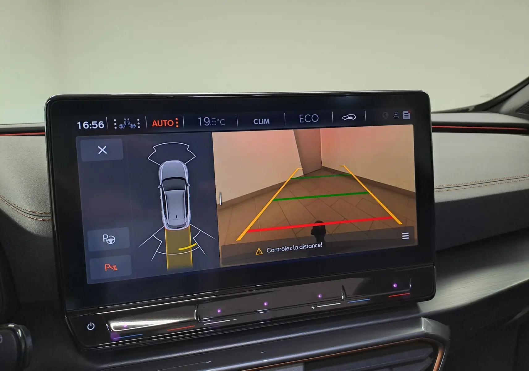 Écran tactile intérieur de la CUPRA Formentor 2023 montrant la caméra de recul et l’aide au stationnement.