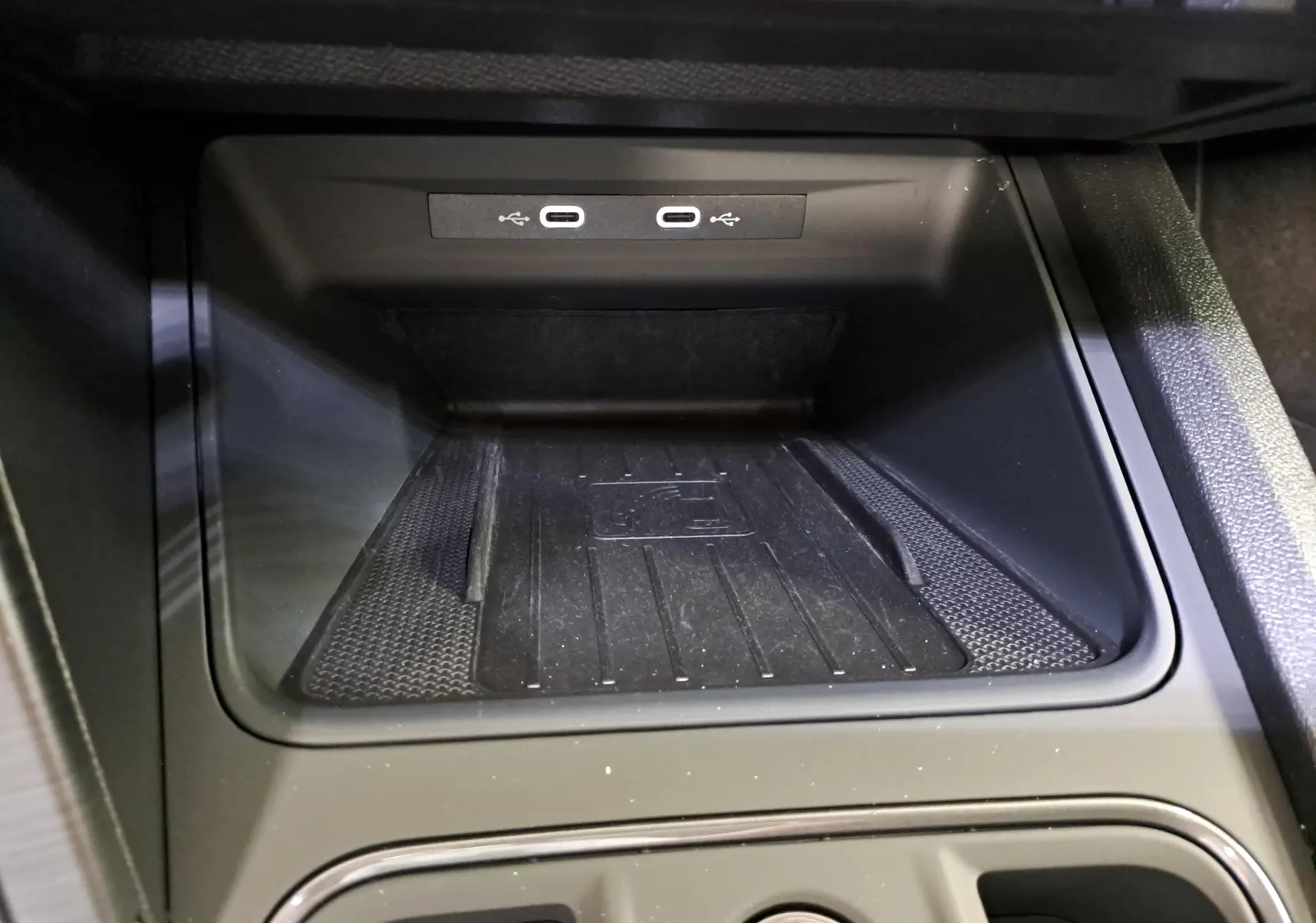 Vue rapprochée de la console centrale noire du CUPRA Formentor 2023, avec deux ports USB-C éclairés.