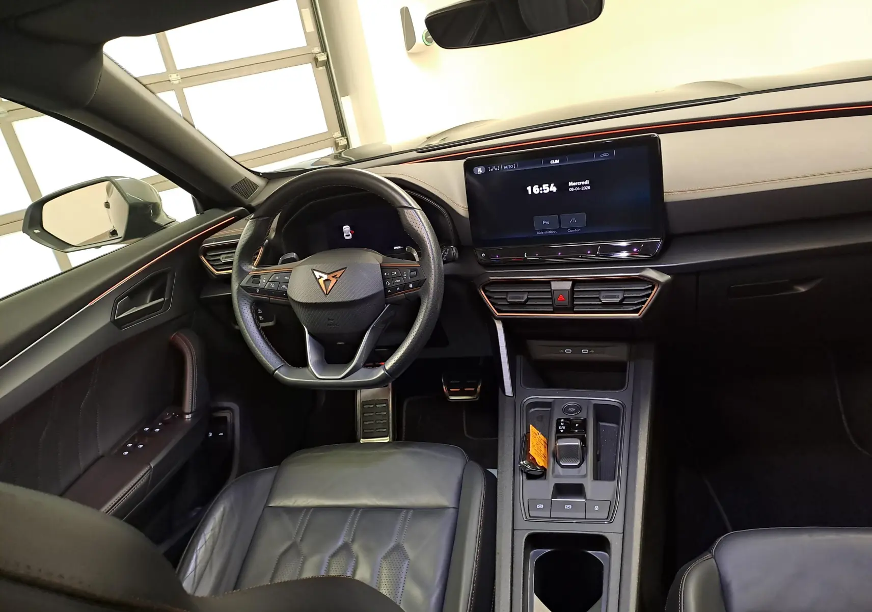 Vue intérieure avant du CUPRA Formentor 2023 avec tableau de bord noir, volant multifonction et surpiqûres copper.