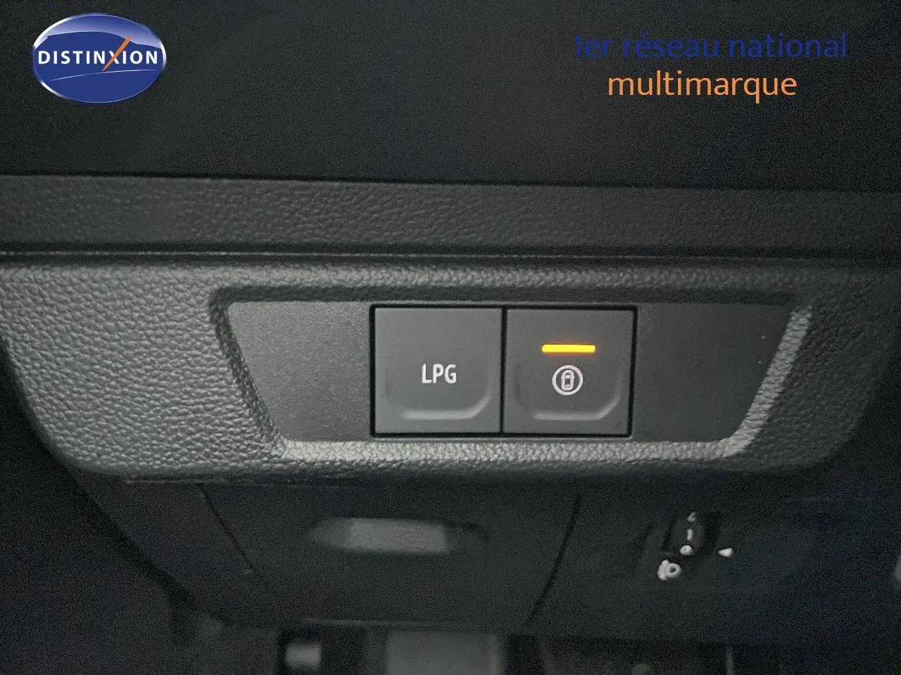 Boutons de commande LPG et verrouillage avec témoin orange, vue intérieure du tableau de bord d'une Dacia Jogger gris schiste.