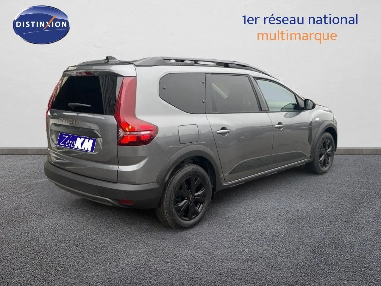 Vue 3/4 arrière droite d’un Dacia Jogger gris schiste métal avec vitres teintées et jantes noires.