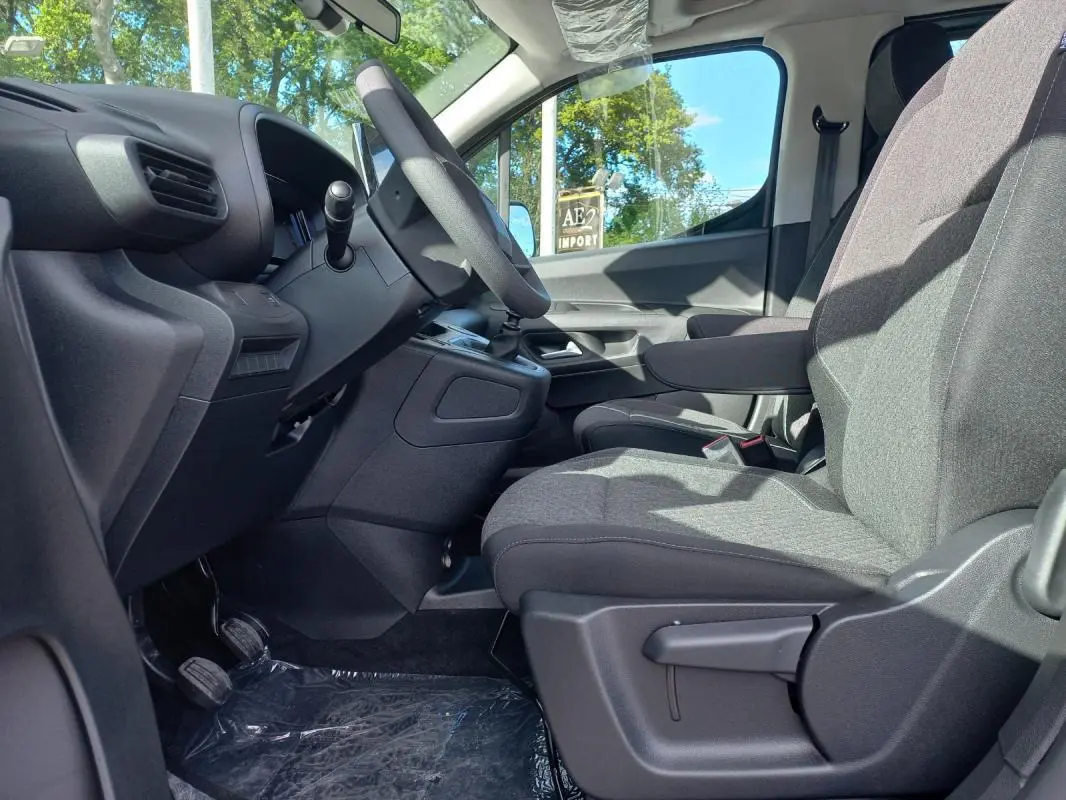 Vue intérieure côté conducteur de l’Opel Combo LIFE Elegance M 2025, sièges gris et tableau de bord noir.