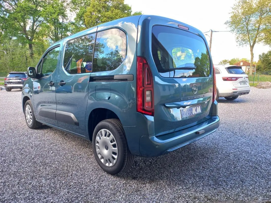 Opel Combo Life Elegance M bleu, vue 3/4 arrière droit, avec vitres latérales teintées et hayon fermé.