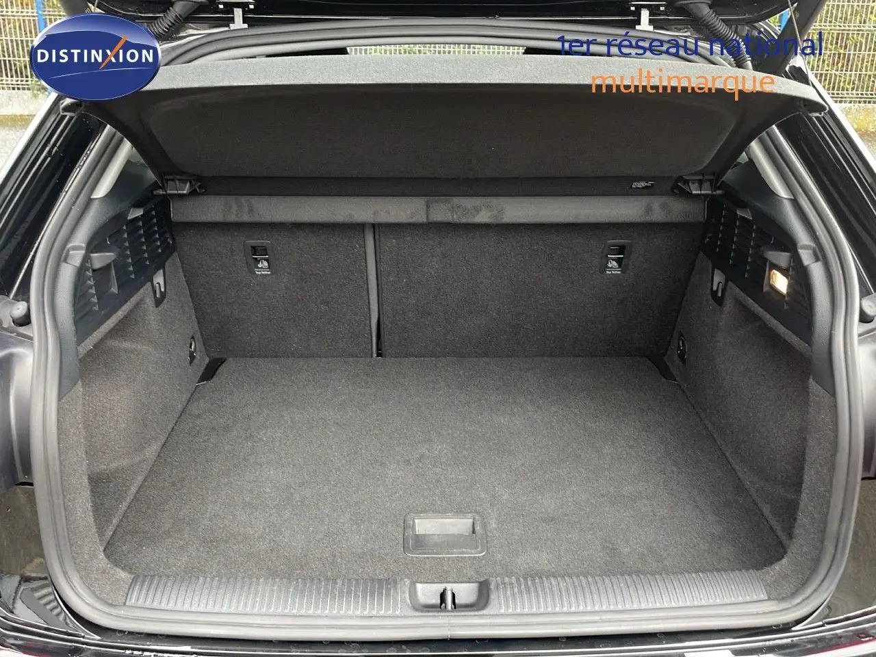 Coffre ouvert d'un Audi Q2 noir mito metal 2023, vue arrière montrant un espace de chargement propre et spacieux.