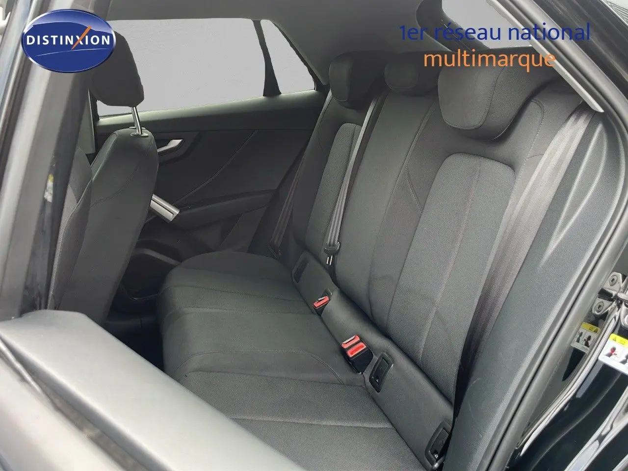 Vue intérieure côté droit des sièges arrière en tissu gris de l'Audi Q2 noir mito metal 2023.