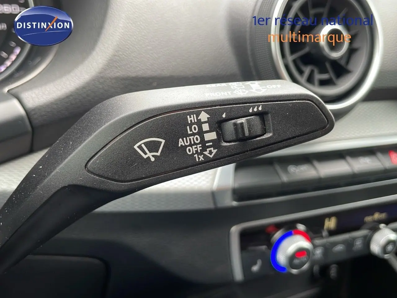 Gros plan sur la commande d'essuie-glace à gauche du volant dans l'habitacle d'un Audi Q2 noir Mito Metal 2023.