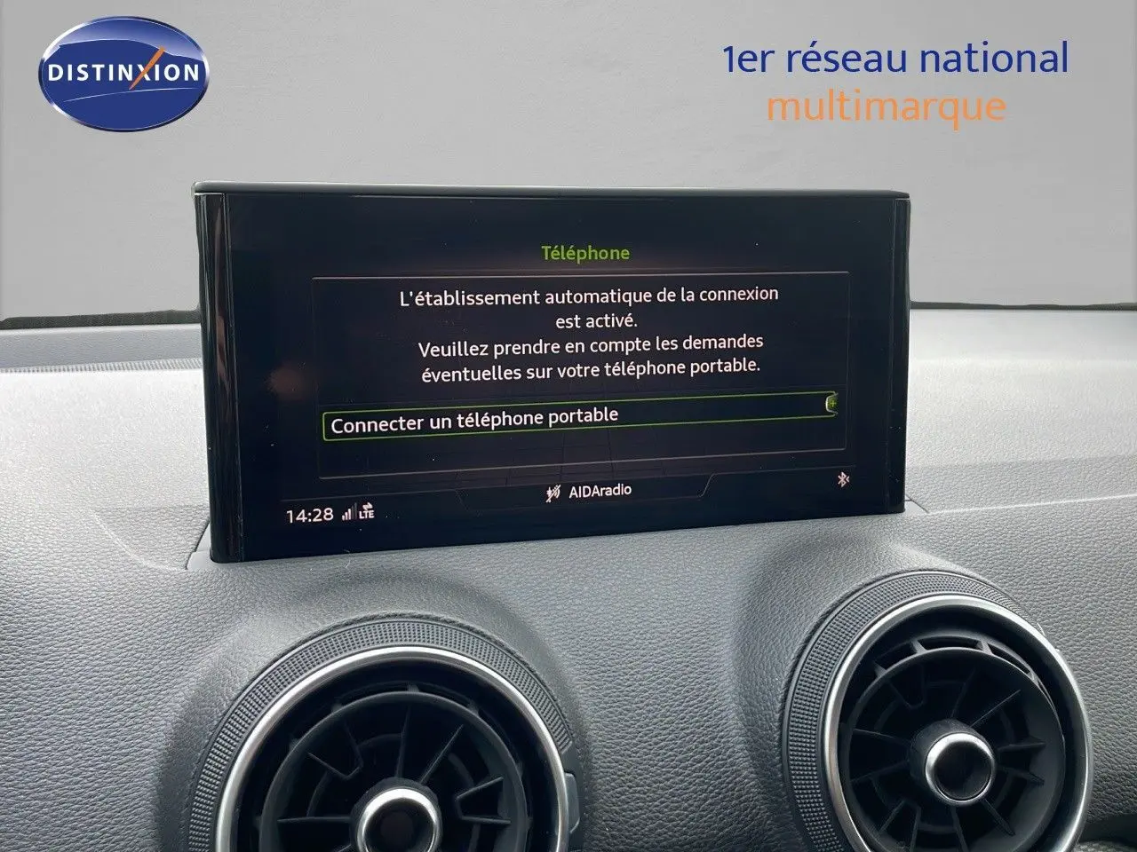 Écran central du tableau de bord de l'Audi Q2 2023 affichant la connexion Bluetooth pour téléphone portable.
