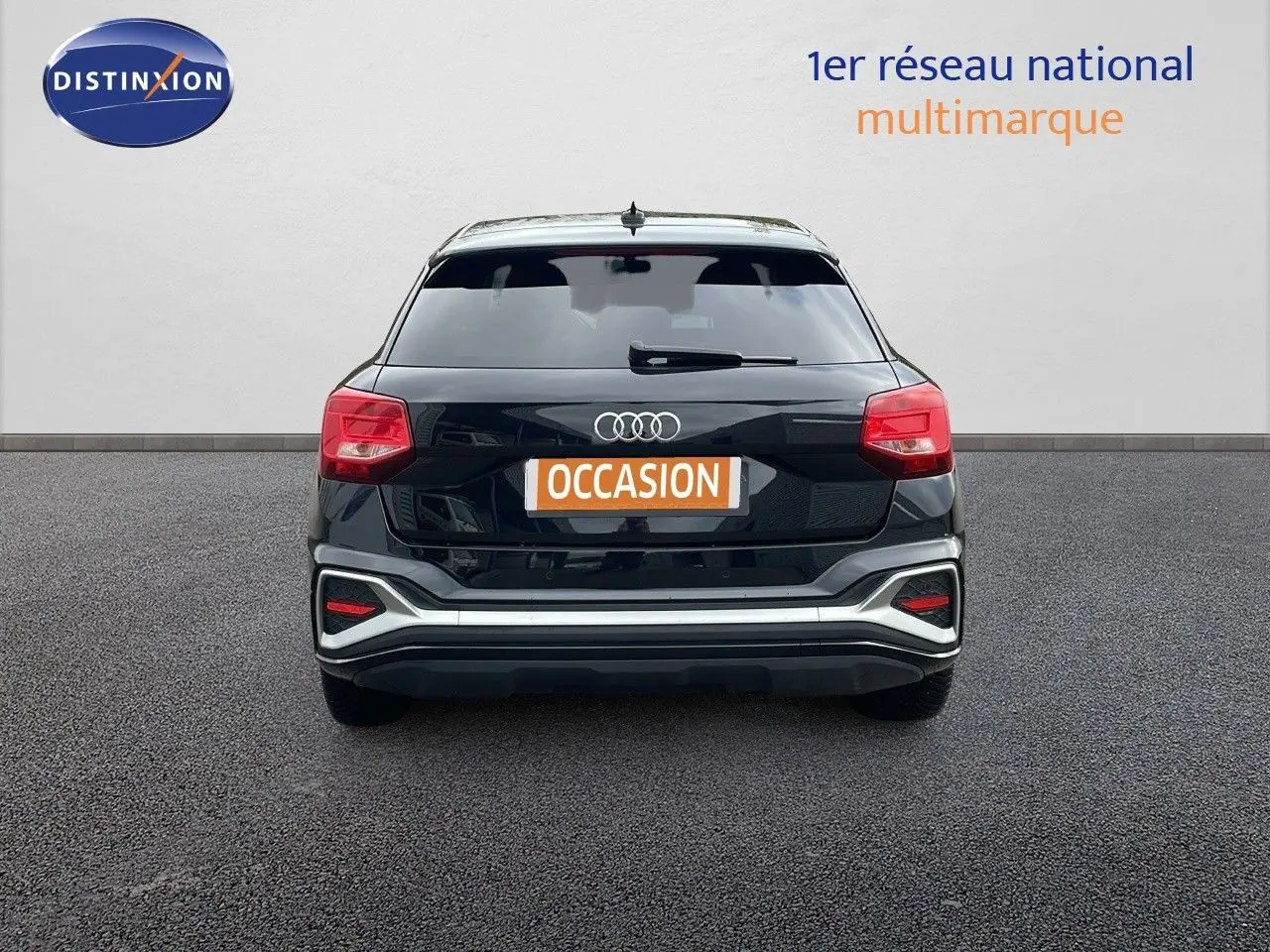 Vue arrière d'un Audi Q2 noir mito metal 2023 avec feux arrière rouges et plaque "OCCASION" visible.