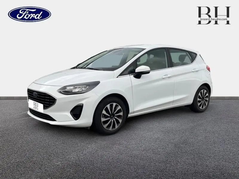 Ford Fiesta blanc Glacier vue 3/4 avant droit, calandre noire et jantes alliage distinctives visibles.