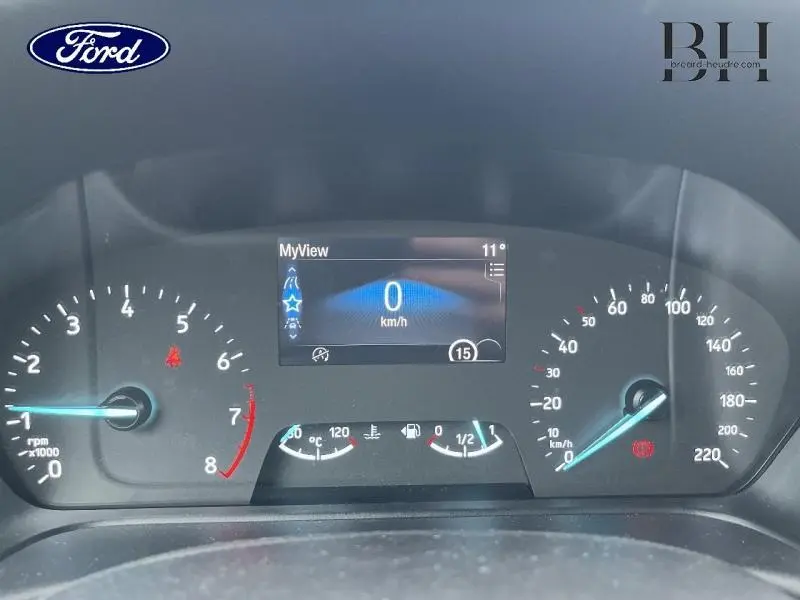 Tableau de bord de Ford Fiesta 2022 avec affichage numérique, compte-tours, vitesse et jauges visibles.