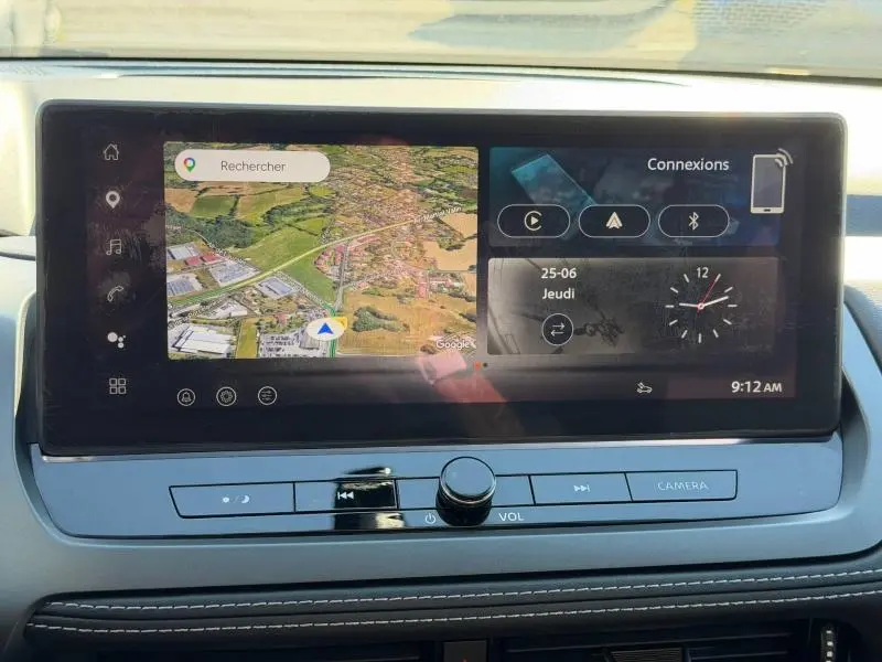 Écran tactile multifonction du tableau de bord du Nissan Qashqai 2025 affichant GPS et connexions.