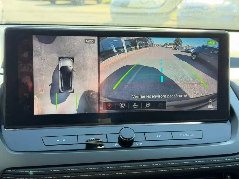 Écran de caméra 360° du Nissan Qashqai noir Kuro Métallisé montrant la vue arrière et la vue du dessus du véhicule.