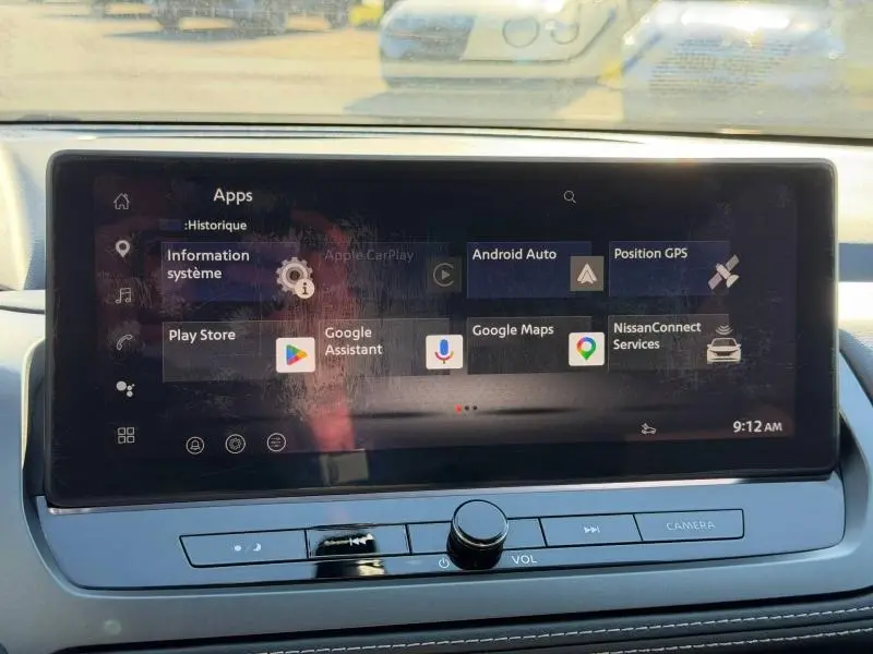 Écran tactile central du Nissan Qashqai 2025 affichant les applications Android Auto et Google Maps.