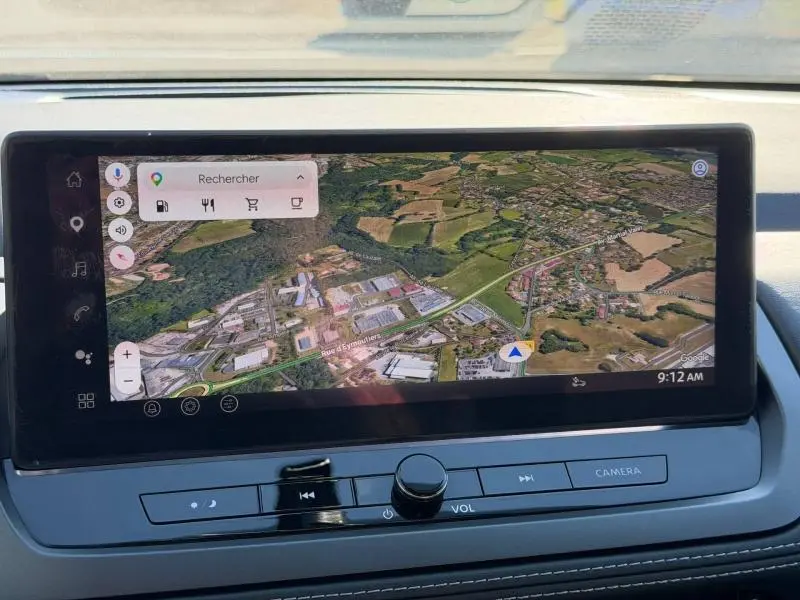Écran tactile central du Nissan Qashqai 2025 affichant une carte GPS en vue satellite.