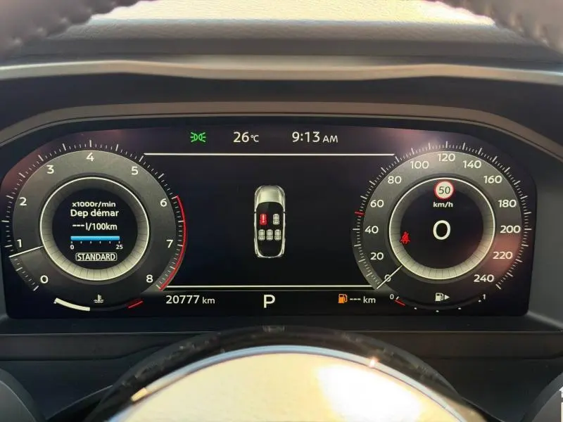Vue rapprochée du tableau de bord numérique du Nissan Qashqai 2025, affichant vitesse, compte-tours et alertes.