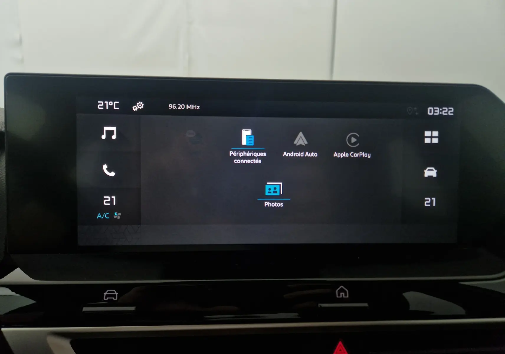 Écran tactile central de la Citroën C4 blanc Okenite 2025 affichant les options Android Auto et Apple CarPlay.