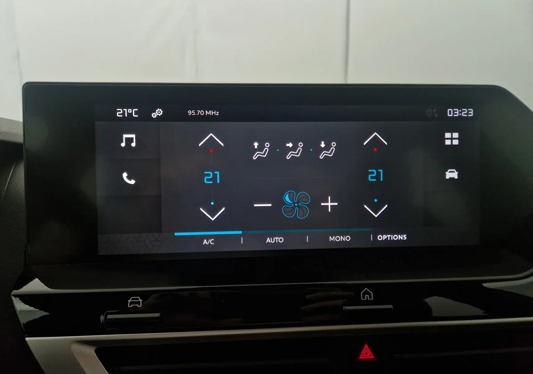 Écran tactile central de la Citroën C4 2025 montrant la climatisation réglée à 21°C en mode automatique.