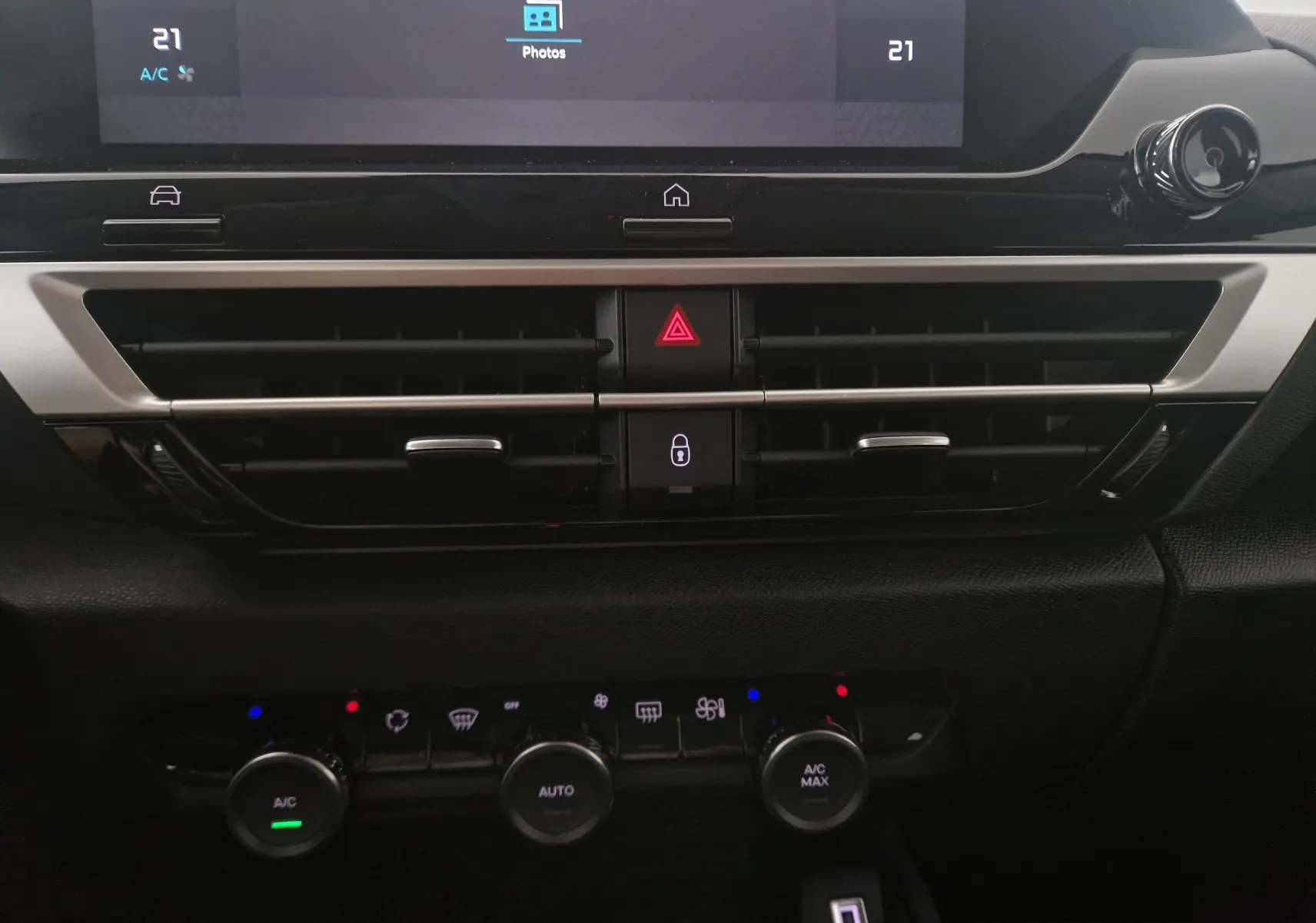 Détail du tableau de bord de la Citroën C4 blanc Okenite 2025, avec commandes climatisation et écran tactile visible.