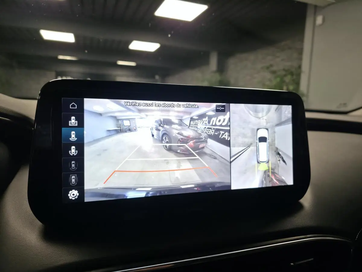 Vue écran multimédia montrant la caméra 360° avec image du Santa Fé noir en stationnement dans un garage.