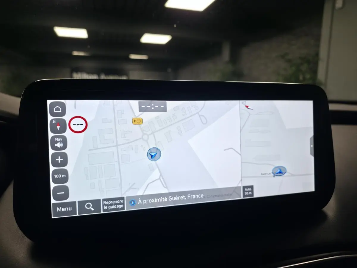 Écran tactile de navigation du Hyundai Santa Fé 2023 affichant une carte routière en intérieur voiture.