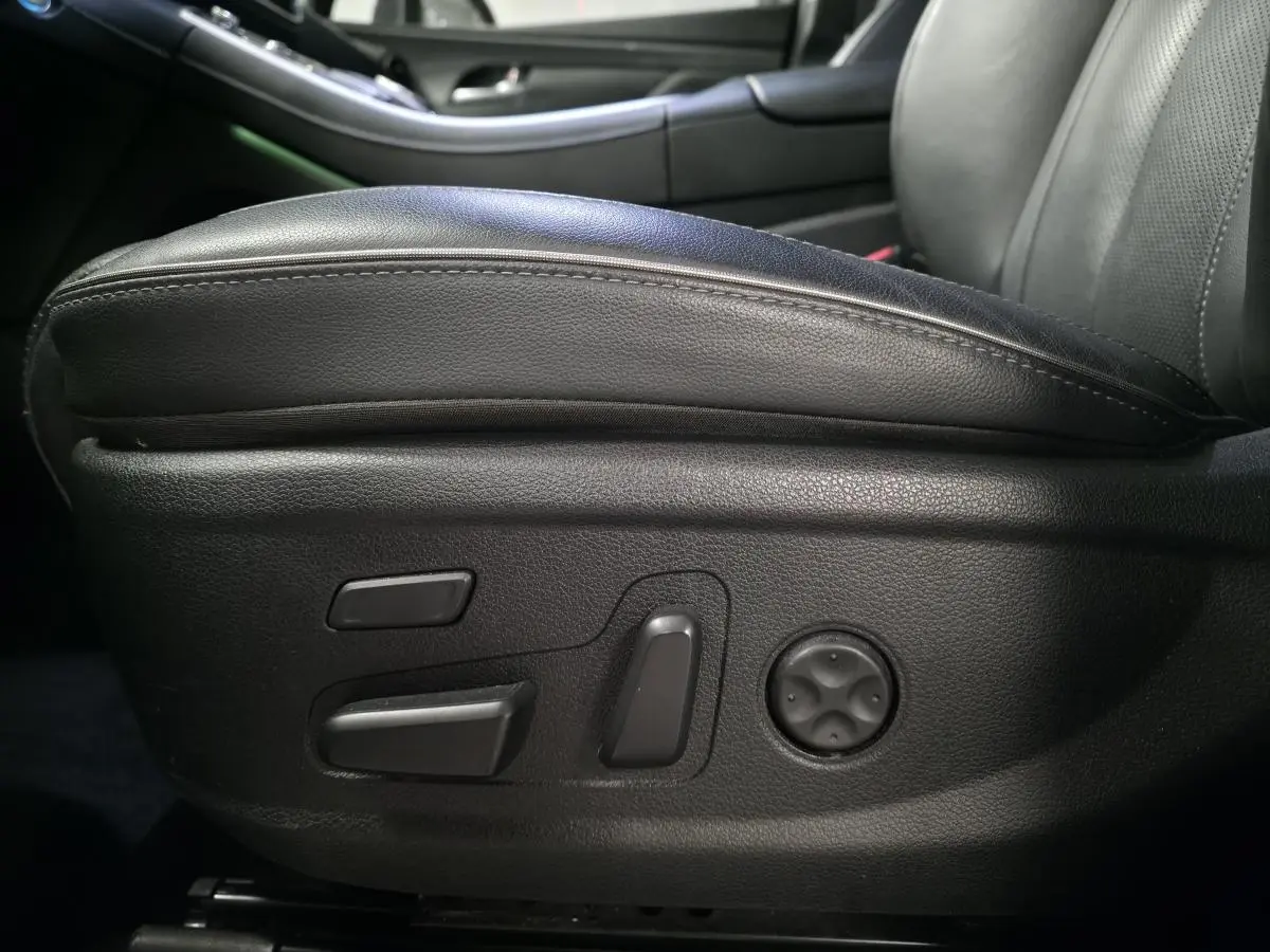 Réglages électriques du siège conducteur en cuir noir du Hyundai Santa Fé 2023, vue latérale côté gauche.
